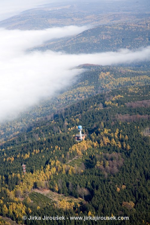 Telekomunikační věž a radar řízení let. provozu na vrchu Písky