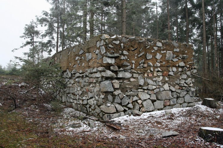 Ochranná zeď postavení radiolokátoru Freya EGON