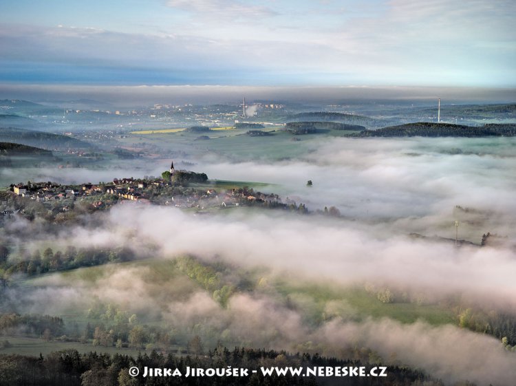 Hluboš s kostelem Nejsvětější Trojice, v pozadí Příbram