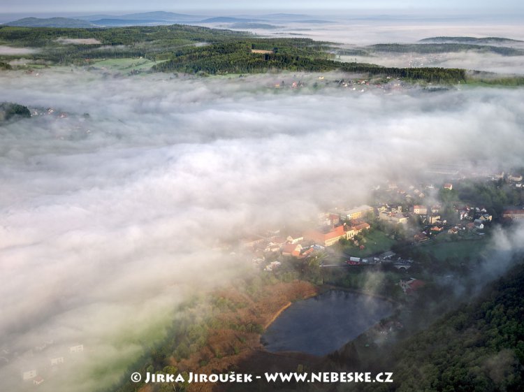 Jince v mlze - Pecovák, pec Barbora a zámek