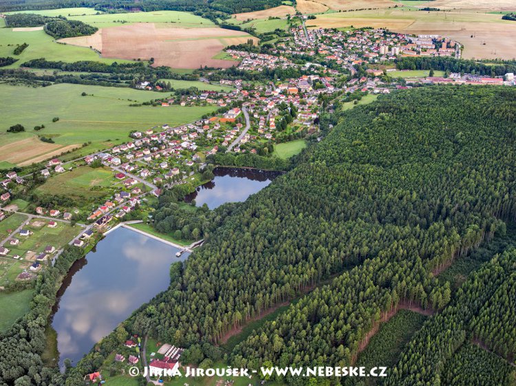 Komárov, s rybníky Dráteník a Červený