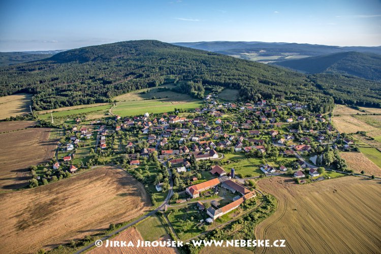 Lhotka, za ní masiv Plešivce