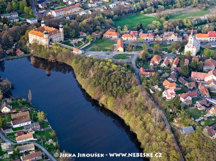 Mníšek pod Brdy - zámek a farní kostel sv. Václava