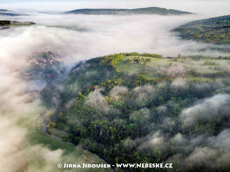 Přírodní památka Vinice, nad ní ves Běřín