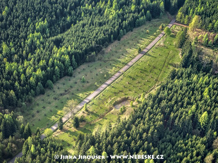 Silnice Komárov - Obecnice, palouk u Drmotovy studánky