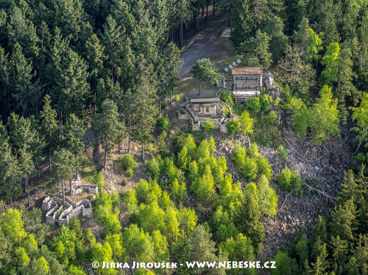 Vojenské pozorovatelny nad plochou Brda