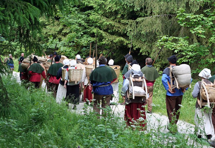 Karavana soumarů se solí z Bad Reichenhall a Pasova se blíží do Prachatic