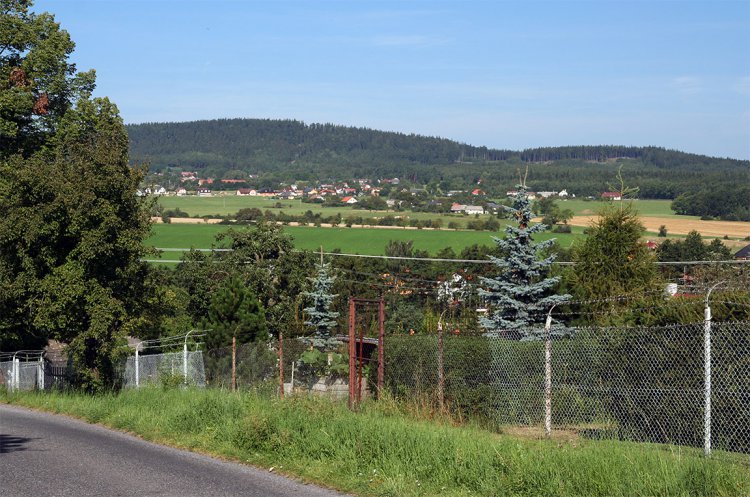 Pohled od trasy Dolních Struh přes údolí Litavky (fotografie z ulice Ke Stadionu)