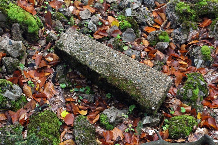 Distanční pilíř, v době výstavby sloužily takovéto sloupky k vymezení rozteče bednění