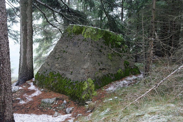 Sokl věže Heinrich na samém okraji náhorní plošiny