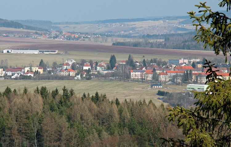 Pohled z Vlče přes Strašice na kamenolom ve Sv. Dobrotivé