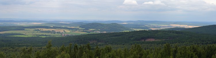 Pohled z Jordánu: vrch s holinou v popředí je Hranice, na pozadí Zbirožsko