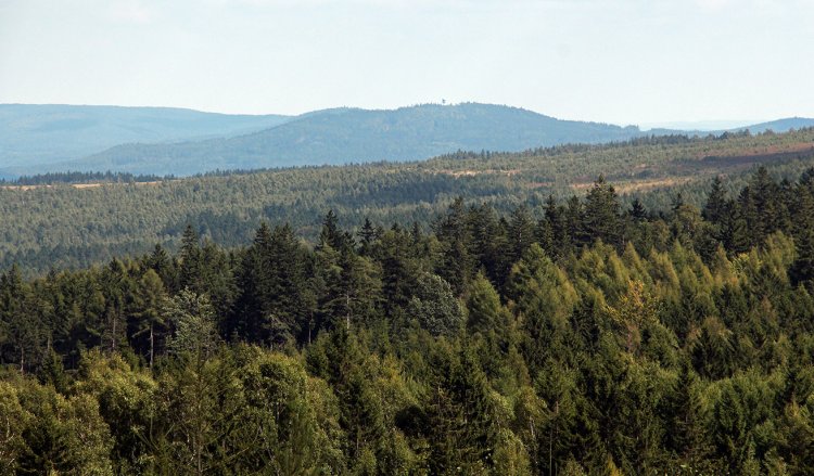 Vrch Písky s radarem řízení let. provozu, fotografováno ze srubu CE na Jordánu