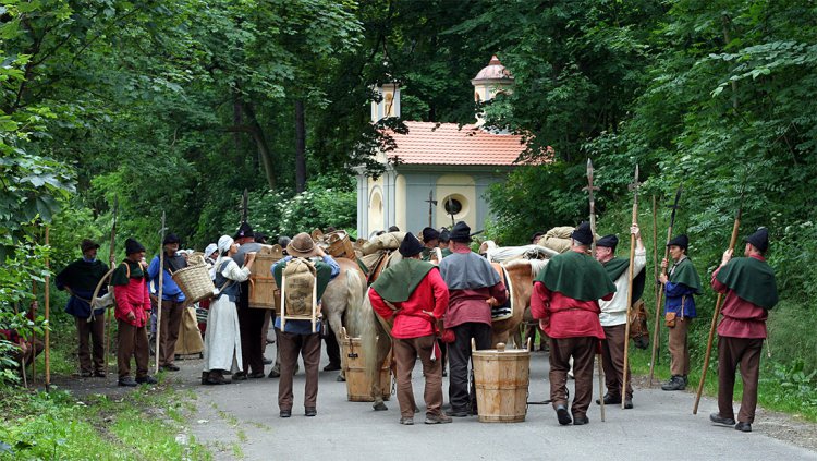 Karavana soumarů se solí z Bad Reichenhall a Pasova se blíží do Prachatic