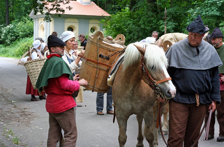 Karavana soumarů se solí z Bad Reichenhall a Pasova se blíží do Prachatic