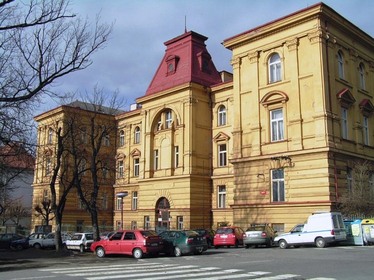 Zprvu konvikt, poté Báňská akademie, posléze sídlo Engelova výzkumného ústavu