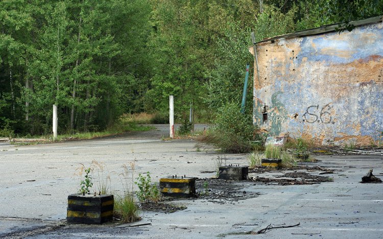 Autopark - základy demontovaných přístřešků, vpravo dílny