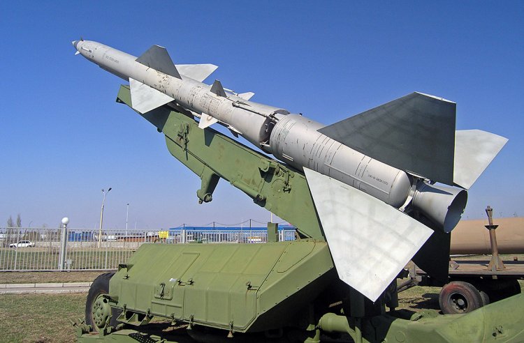 Odpalovací rampa SM-90 s raketou typu 20D