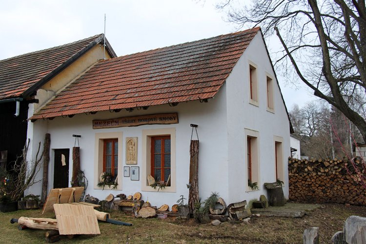 Muzeum těžby borové smoly v Lomanech na Plzeňsku